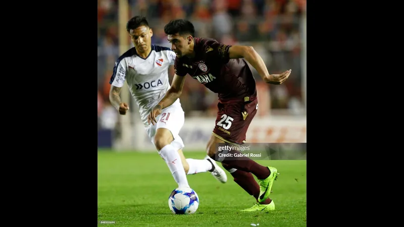 Cầu thủ Independiente dùng kỹ thuật đi bóng để vượt qua hậu vệ Lanus