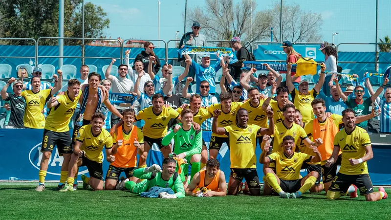 Cầu thủ Baleares tung cú sút mạnh khiến thủ môn Espanyol phải vất vả để cản phá