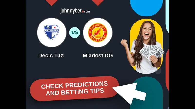 Cầu thủ của Decic chạy nhanh với bóng trước sự truy đuổi của cầu thủ Mladost DG