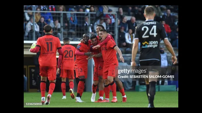 Cầu thủ của Nice với sự quyết tâm chặt chẽ giữ bóng trước sự ép sát từ hậu vệ của Angers