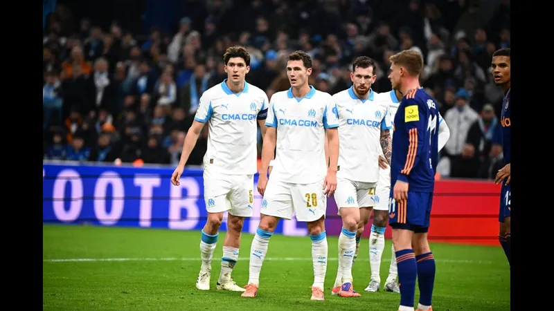 Cầu thủ của Royale Union nỗ lực giữ bóng trước sức ép của Marseille