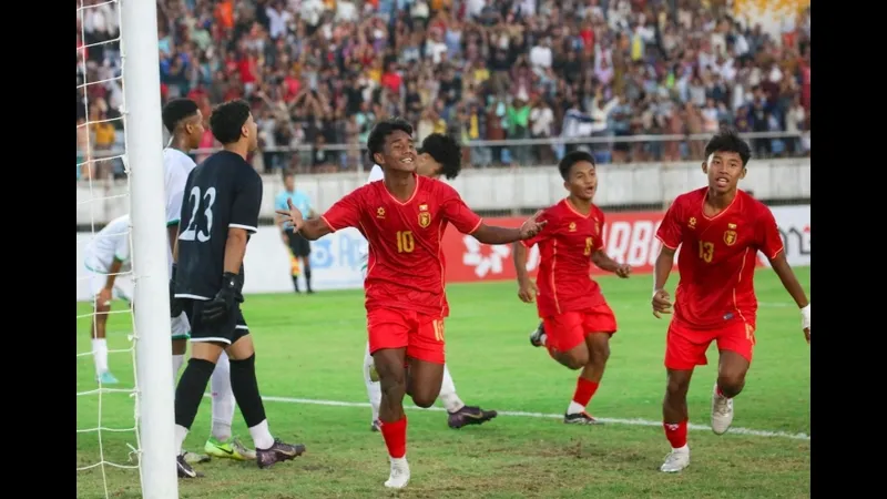 Hậu vệ U17 Nhật Bản đang ngăn chặn cầu thủ U17 Ma Rốc tiến về phía khung thành