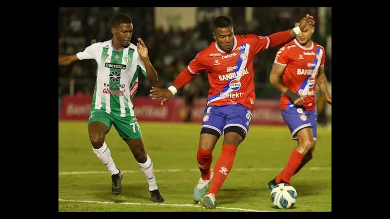 Cầu thủ của Xelaju vượt qua cầu thủ của Antigua trong trận đấu bóng đá