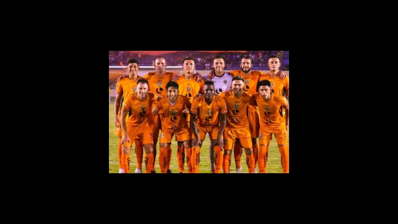 Cầu thủ của Anzoategui và Estudiantes Merida tranh chấp bóng trên sân