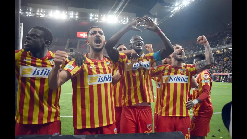 Cầu thủ Kayserispor giương chân ngăn chặn đối thủ từ Antalyaspor