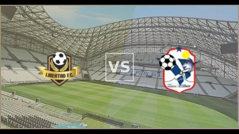 Cầu thủ Libertad và Manta tranh chấp quả bóng trên sân