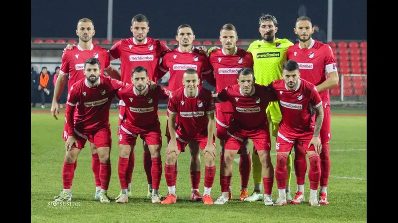 Cầu thủ của Sloga Doboj và Tekstilac tranh chấp trên sân