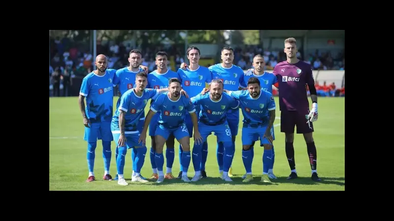 Cầu thủ Vanspor FK và Bodrumspor đối đầu trên sân cỏ