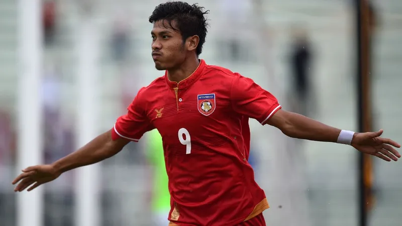 Cầu thủ Afghanistan và Myanmar tranh chấp quả bóng trên sân cỏ