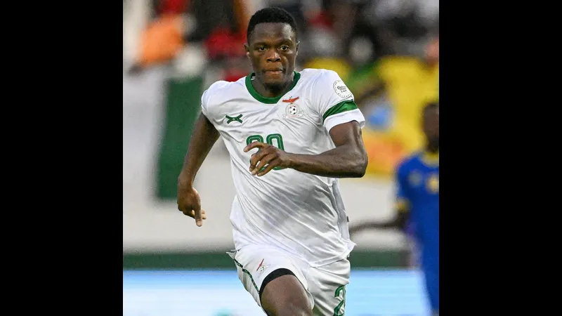 Cầu thủ Argentina và Zambia tranh chấp quả bóng trên sân