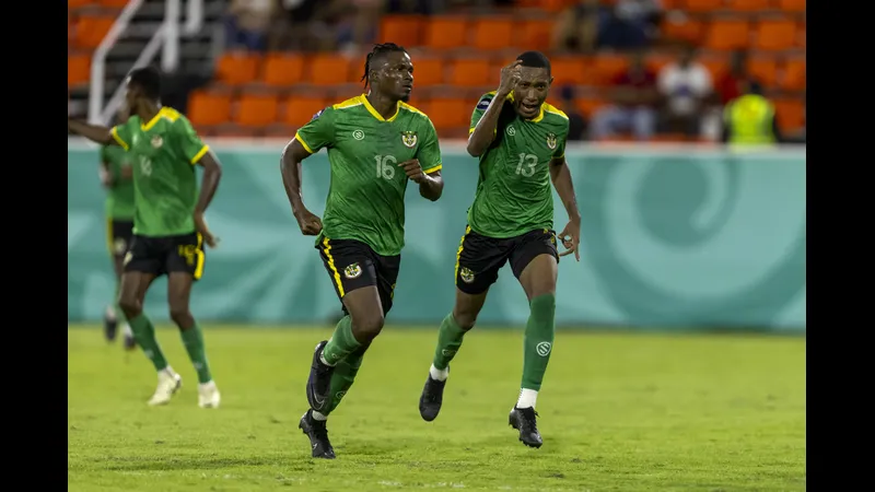 Cầu thủ Barbados và Saint Vincent & Grenadines tranh chấp bóng trên sân