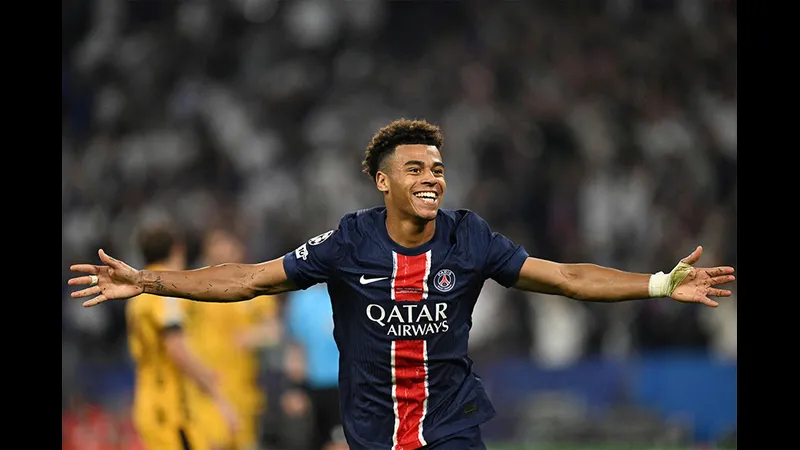 Cầu thủ Brazil đang tấn công quyết liệt trước Pháp