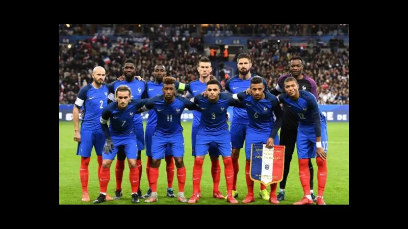 Cầu thủ Pháp mừng với đồng đội sau khi ghi bàn thắng