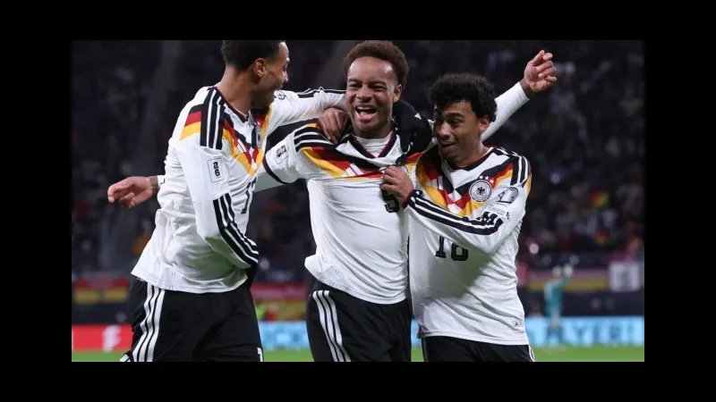 Cầu thủ Đức và Ghana đối mặt trong tình huống tranh chấp quả bóng