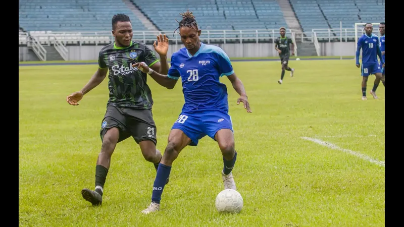 Cầu thủ Nasarawa United và Rivers United đua tranh quả bóng