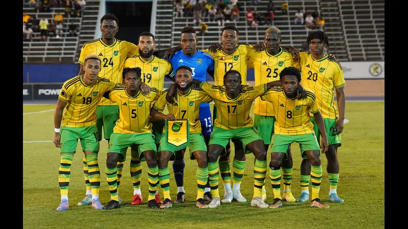 Cầu thủ New Caledonia và Jamaica tranh chấp bóng trên sân cỏ