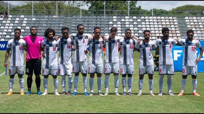 Cầu thủ New Caledonia và Jamaica đối mặt trên sân cỏ