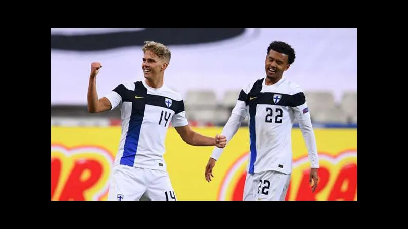 Cầu thủ Phần Lan và New Zealand đang tranh chấp bóng trên sân