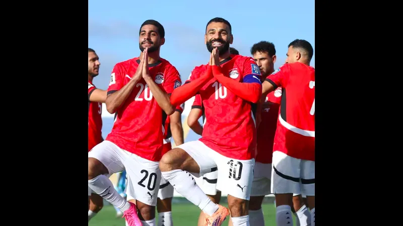 Cầu thủ Ai Cập dẫn đầu tấn công trước phòng ngự của Tây Ban Nha