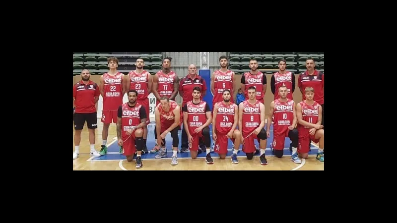 Cầu thủ CSKA Sofia vươn cao đánh đầu trong trận đấu với Levski Sofia