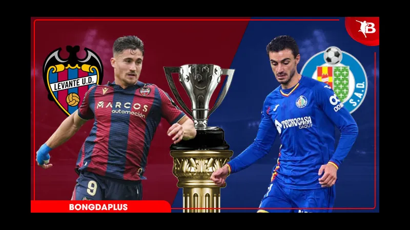 Cầu thủ Levante và Getafe đang tranh chấp quả bóng trên sân